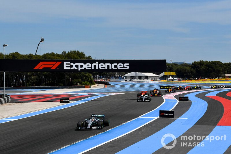 Lewis Hamilton, Mercedes AMG F1 W10 y Valtteri Bottas, Mercedes AMG W10 al inicio