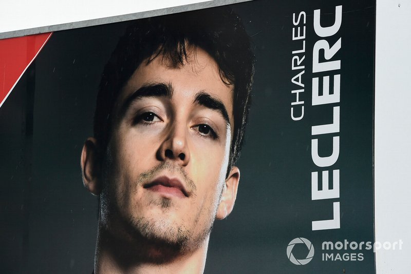 Un immagine di Charles Leclerc, Ferrari, su un cartellone