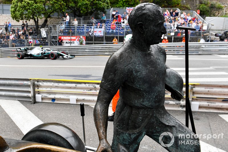 Valtteri Bottas, Mercedes AMG W10, passe devant le memorial Fangio