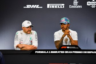 2. Valtteri Bottas, Mercedes AMG F1, Yarış galibi Lewis Hamilton, Mercedes AMG F1 basın toplantısında