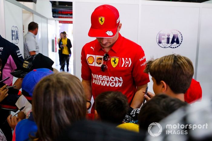 Charles Leclerc, Ferrari,  firma autógrafos para los jóvenes aficionados 