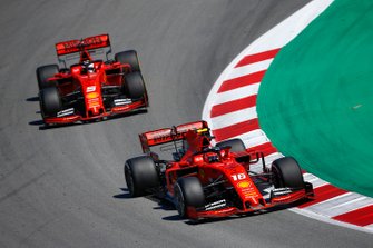 Charles Leclerc, Ferrari SF90, voor Sebastian Vettel, Ferrari SF90