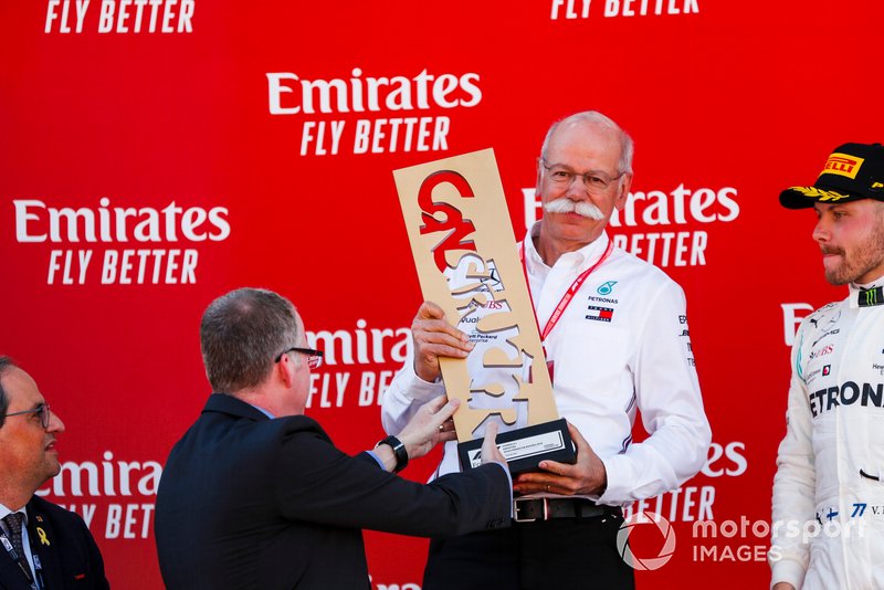 Dr. Dieter Zetsche, CEO de Mercedes Benz, recibe el trofeo de los constructores