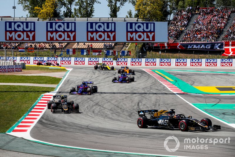 Romain Grosjean, Haas F1 Team VF-19, devant Kevin Magnussen, Haas F1 Team VF-19, Daniil Kvyat, Toro Rosso STR14, Alexander Albon, Toro Rosso STR14, et Carlos Sainz Jr., McLaren MCL34