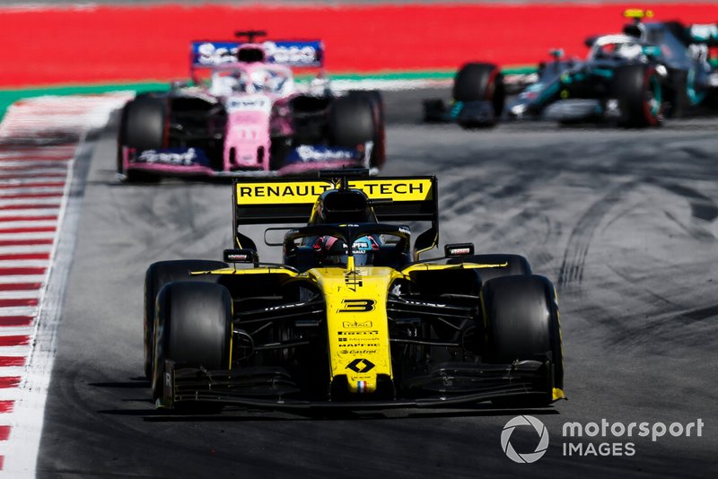 Daniel Ricciardo, Renault R.S.19, leads Sergio Perez, Racing Point RP19