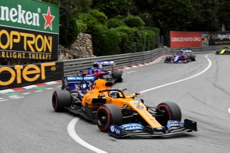 Carlos Sainz Jr., McLaren MCL34, Daniil Kvyat, Toro Rosso STR14, Alexander Albon, Toro Rosso STR14