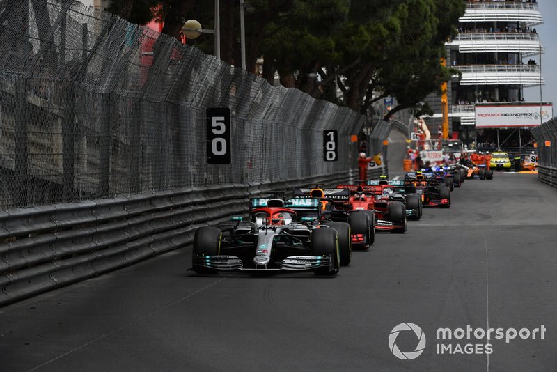 Lewis Hamilton, Mercedes AMG F1 W10, ve Max Verstappen, Red Bull Racing RB15, restartta