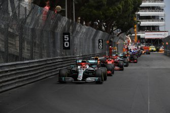 Lewis Hamilton, Mercedes AMG F1 W10, voor Max Verstappen, Red Bull Racing RB15