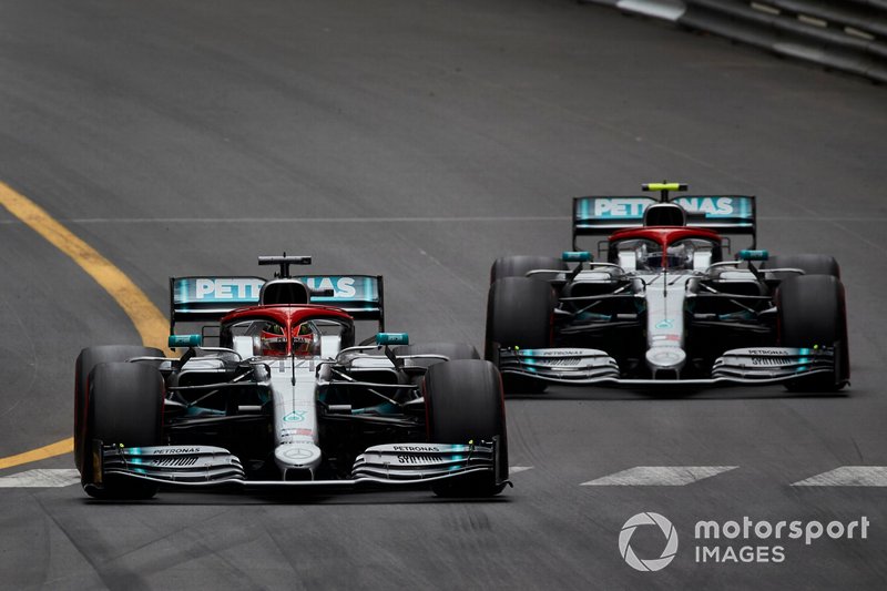 Lewis Hamilton, Mercedes AMG F1 W10, precede Valtteri Bottas, Mercedes AMG W10