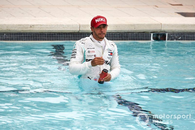 Lewis Hamilton, Mercedes AMG F1, prima posizione, in piscina dopo la gara
