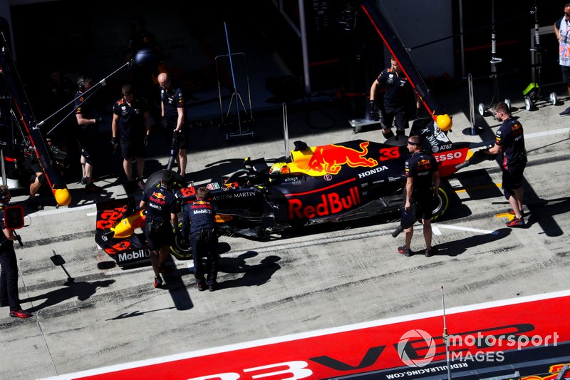 Max Verstappen, Red Bull Racing RB15, en pits