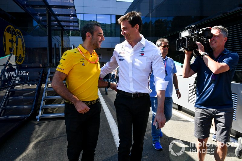 Cyril Abiteboul, CEO de Renault F1 Team y Toto Wolff, CEO de Mercedes AMG