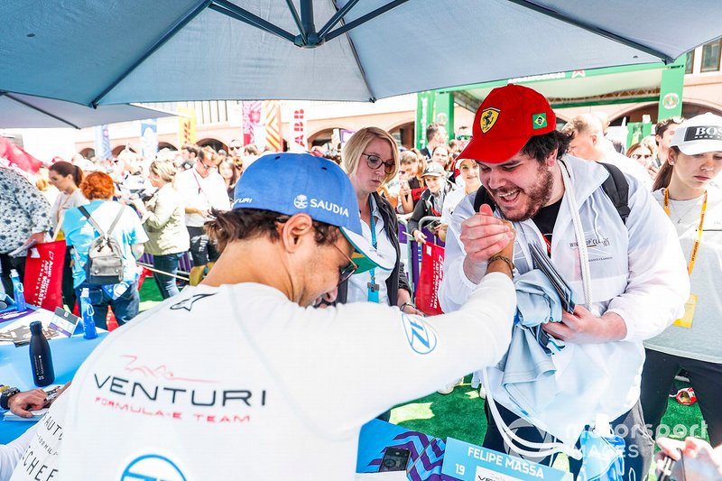 Felipe Massa, Venturi Formula E with a fan at the autograph session