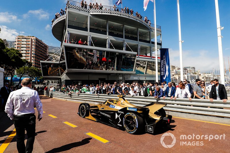 Andre Lotterer, DS TECHEETAH, DS E-Tense FE19 in the pit lane