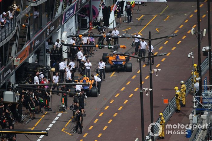 Carlos Sainz Jr., McLaren MCL34, y Lando Norris, McLaren MCL34