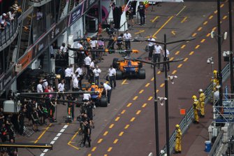 Carlos Sainz Jr., McLaren MCL34, en Lando Norris, McLaren MCL34, in de pits
