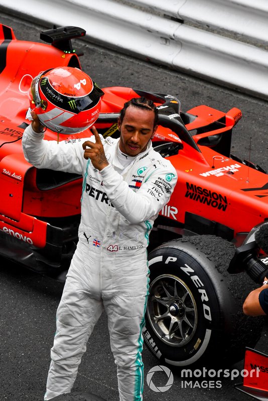 Il vincitore della gara Lewis Hamilton, Mercedes AMG F1, festeggia nel parco chiuso