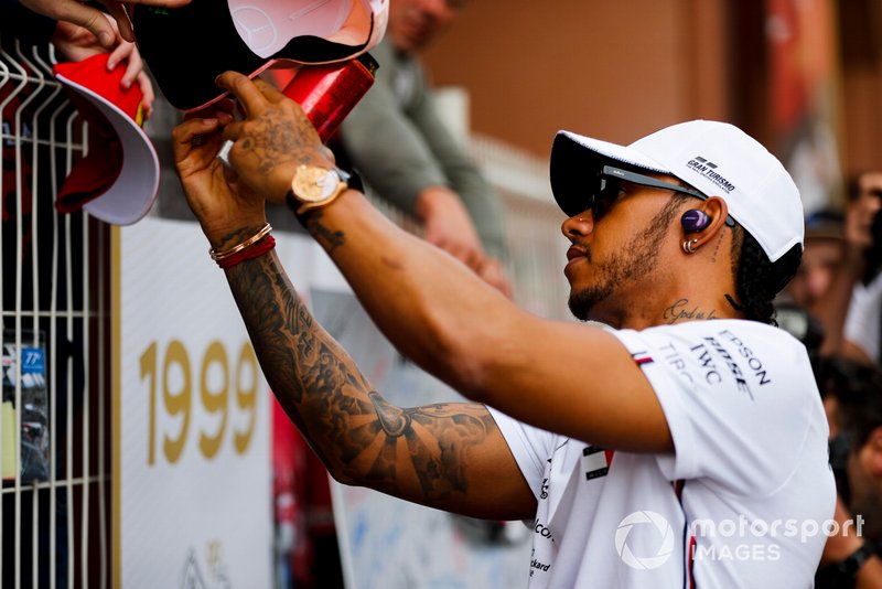 Lewis Hamilton, Mercedes AMG F1 imza dağıtıyor