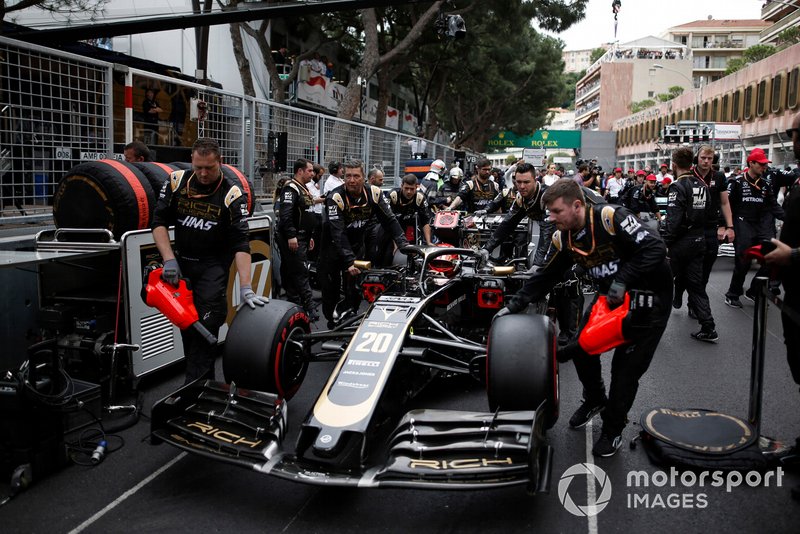 Kevin Magnussen, Haas F1 Team VF-19, arrives on the grid