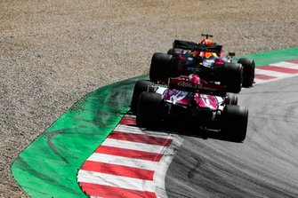 Max Verstappen, Red Bull Racing RB15, voor Kimi Raikkonen, Alfa Romeo Racing C38