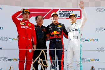 Charles Leclerc, Ferrari, Toyoharu Tanabe, F1 Technical Director, Honda, Race Winner Max Verstappen, Red Bull Racing en Valtteri Bottas, Mercedes AMG F1