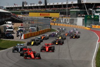 Sebastian Vettel, Ferrari SF90, Lewis Hamilton, Mercedes AMG F1 W10, Charles Leclerc, Ferrari SF90, Daniel Ricciardo, Renault F1 Team R.S.19, Pierre Gasly, Red Bull Racing RB15 bij de start