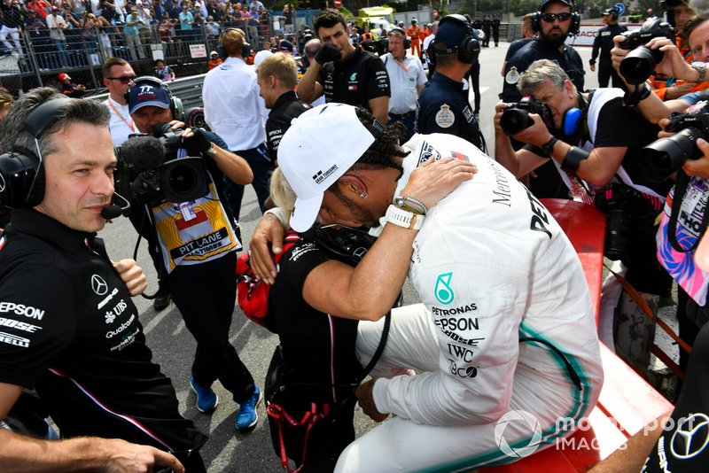 Ganador de la pole position Lewis Hamilton, Mercedes AMG F1