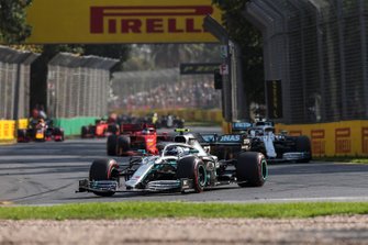 Valtteri Bottas, Mercedes AMG W10, voor Lewis Hamilton, Mercedes AMG F1 W10, en Sebastian Vettel, Ferrari SF90