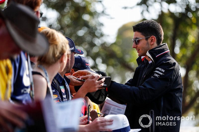 Esteban Ocon, Mercedes AMG F1 firmar autógrafos para los aficionados