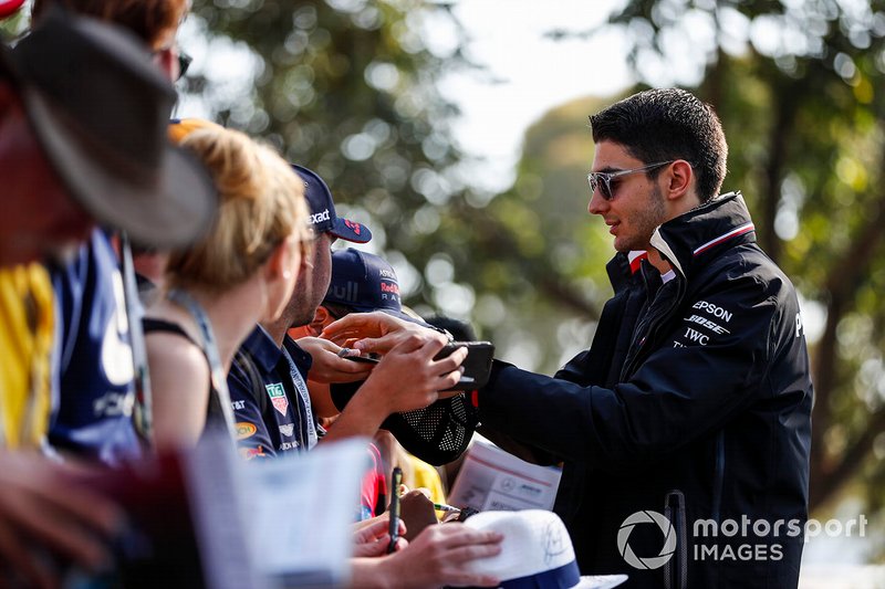 Esteban Ocon, Mercedes AMG F1 signe des autographes pour les fans