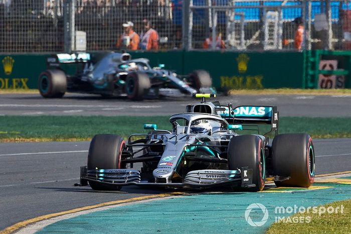 Valtteri Bottas, Mercedes AMG W10, y Lewis Hamilton, Mercedes AMG F1 W10
