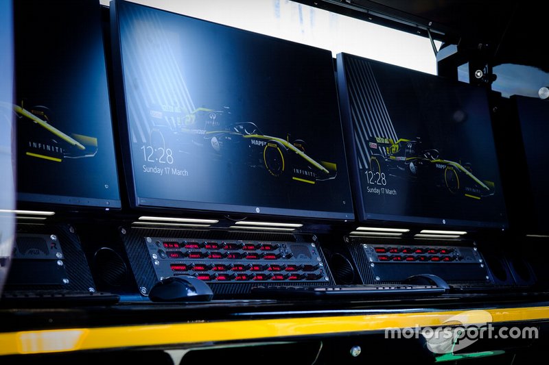Les écrans sur le muret des stands Renault F1 Team