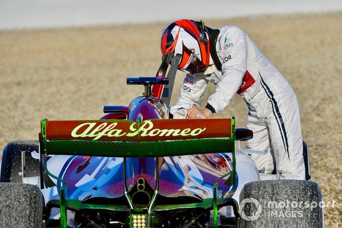 Kimi Raikkonen, Alfa Romeo Racing C38, trompea y encalla en la arena