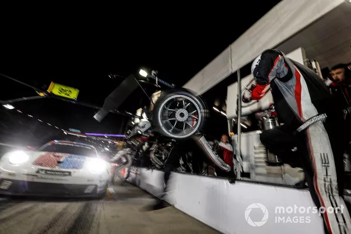 #912 Porsche GT Team Porsche 911 RSR, GTLM: Mathieu Jaminet, Earl Bamber, Laurens Vanthoor, pit stop