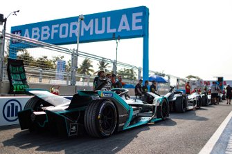 Nelson Piquet Jr., Panasonic Jaguar Racing, Jaguar I-Type 3, dans la file au bout de la voie des stands