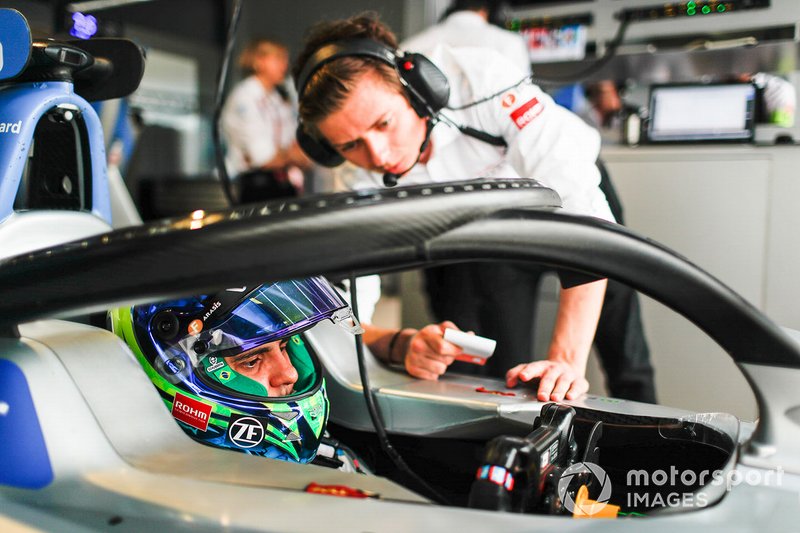 Felipe Massa, Venturi Formula E, Venturi VFE05, in conversation with an engineer.