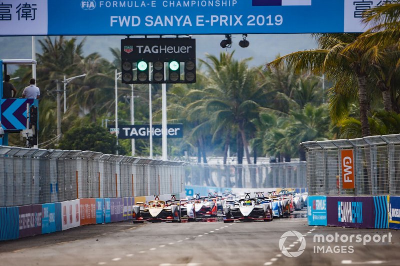 Le monoposto in griglia di partenza con Oliver Rowland, Nissan e.Dams, Nissan IMO1, Jean-Eric Vergne, DS TECHEETAH, DS E-Tense FE19, e Oliver Rowland, Nissan e.Dams, Nissan IMO1, in prima fila