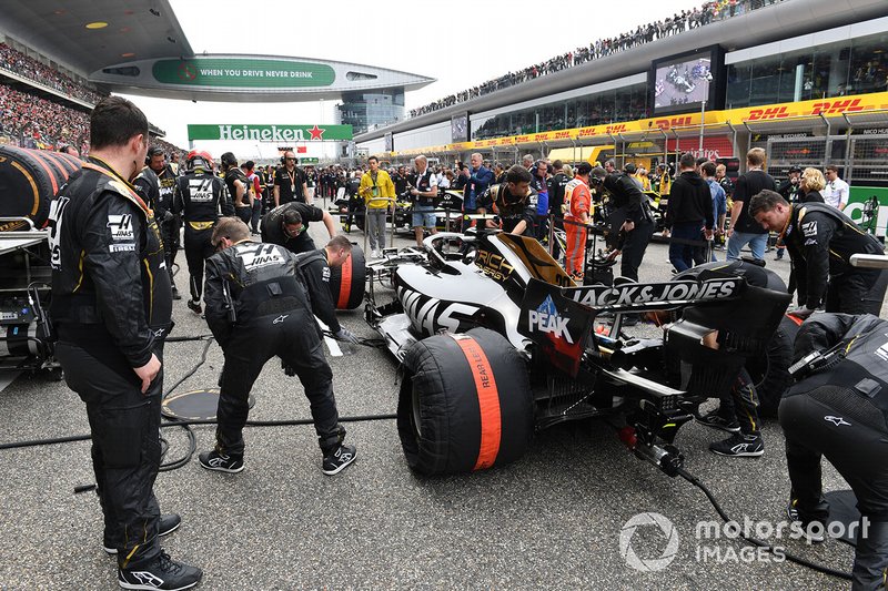 Kevin Magnussen, Haas F1 Team VF-19, in griglia