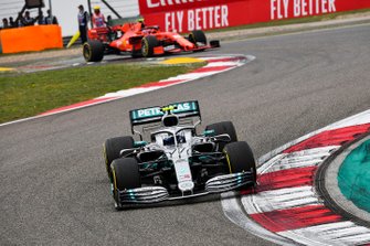 Valtteri Bottas, Mercedes AMG W10, voor Charles Leclerc, Ferrari SF90