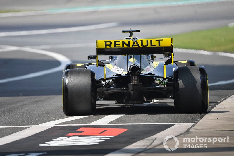 Daniel Ricciardo, Renault F1 Team R.S.19, leaves the pit lane