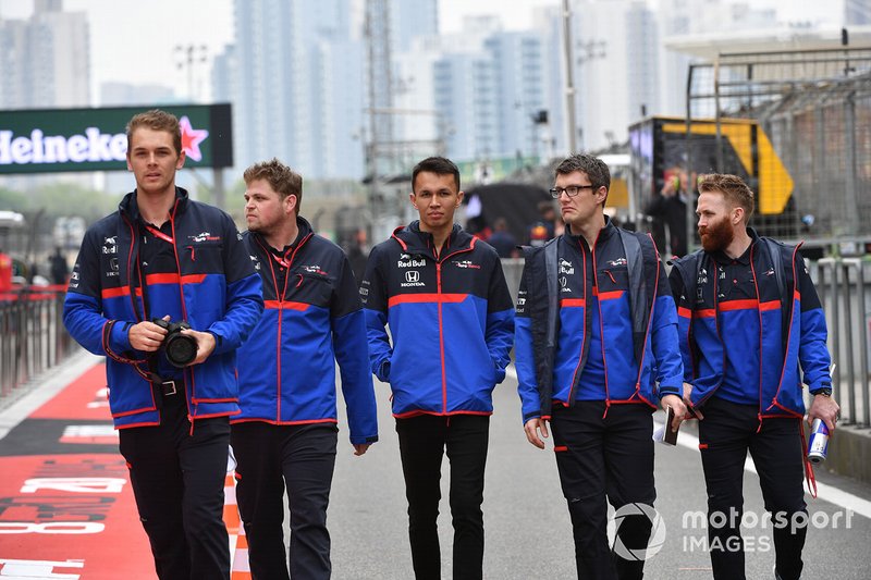 Alexander Albon, Toro Rosso, ispeziona il tracciato con il team