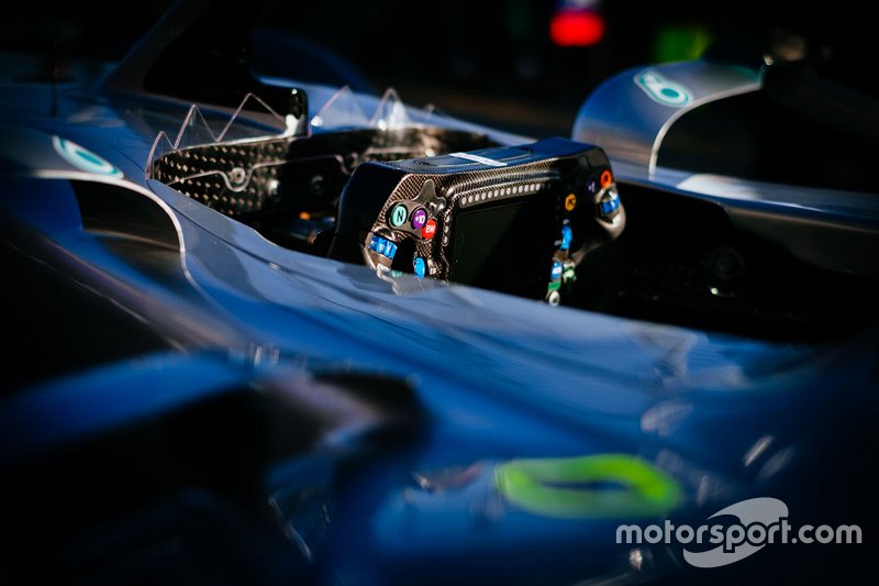 Mercedes AMG F1 W10, direksiyon detay