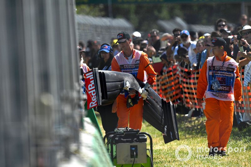 I marshals rimuovono l'ala anteriore proveniente dalla monoposto di Alexander Albon, Toro Rosso STR14