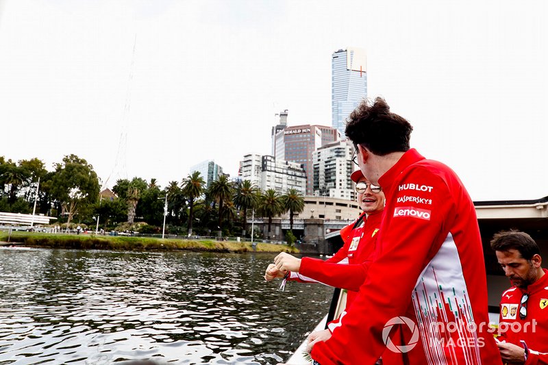 Charles Leclerc, Ferrari e Mattia Binotto, Team Principal Ferrari, si dirigono verso l'evento a Federation Square