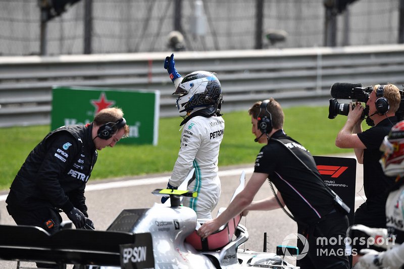 Il poleman Valtteri Bottas, Mercedes AMG F1, arriva in griglia