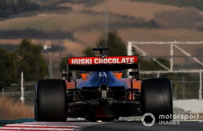 Carlos Sainz Jr., McLaren MCL34, fa scintille sul cordolo