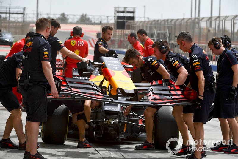 I membri del team Red Bull Racing cambiano il musetto della monoposto di Dan Ticktum, Red Bull Racing RB15