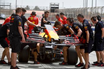 Red Bull Racing takım elemanları, Dan Ticktum, Red Bull Racing RB15'in ön kanadını değiştiriyor
