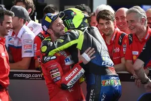 Tweede Valentino Rossi, Yamaha Factory Racing, derde Andrea Dovizioso, Ducati Team in parc ferme