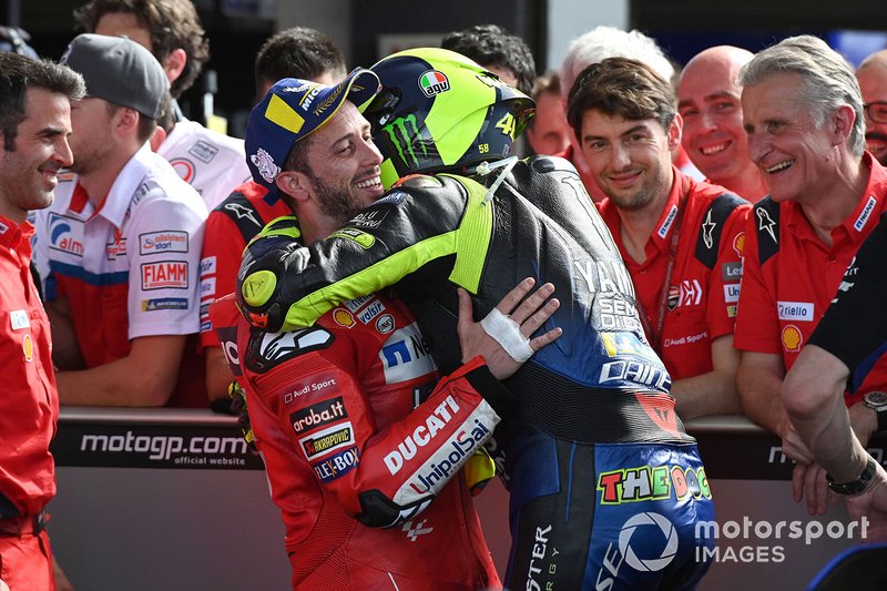Segundo puesto Valentino Rossi, Yamaha Factory Racing, tercer puesto Andrea Dovizioso, el equipo Ducati celebra en parc ferme
